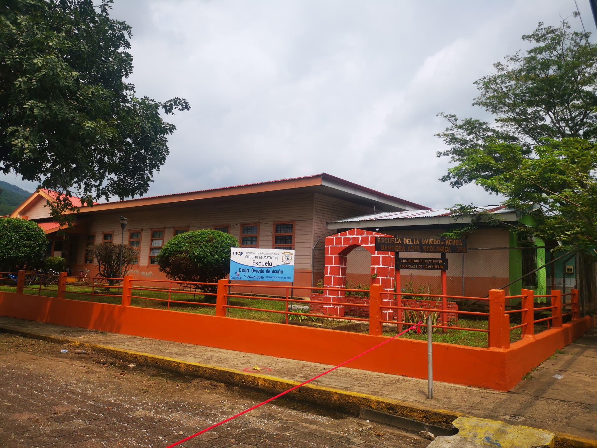 Frente de la Escuela Della Oviedo de Acuña