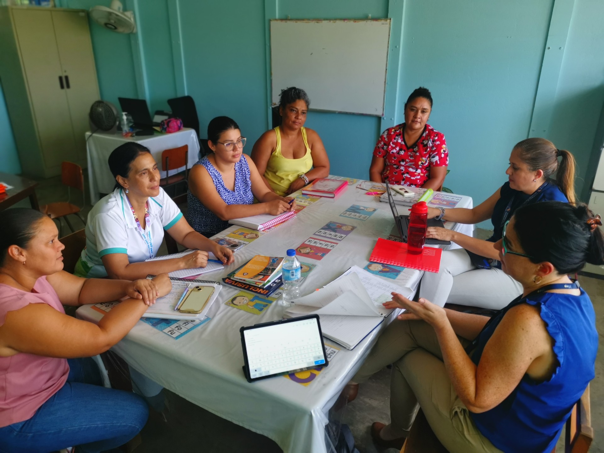 Funcionarios del Cenarec reunidos con docentes de Escuela de Cañas Guancaste