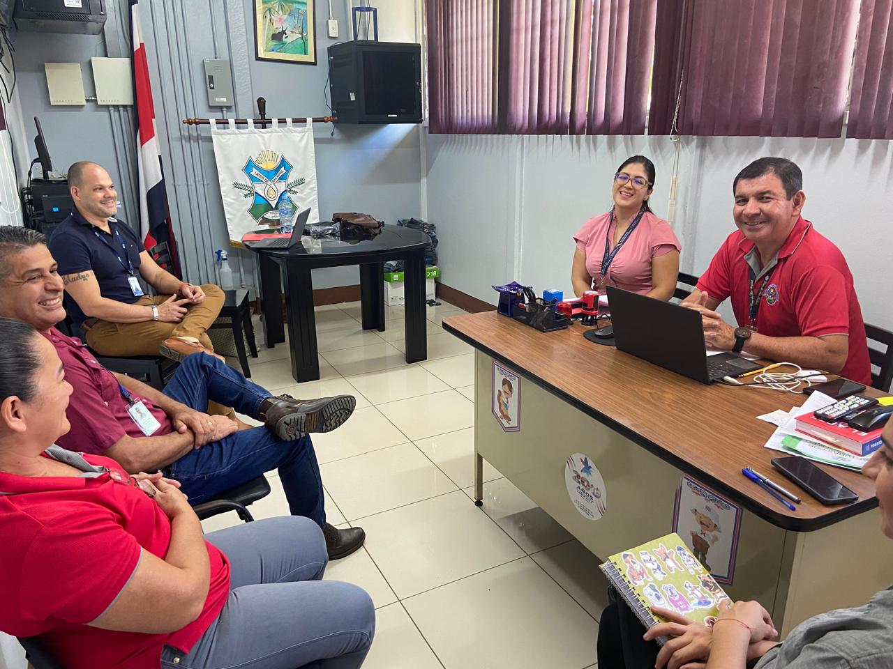 Director y personal del Colegio Santísima Trinidad junto con personal del Cenarec