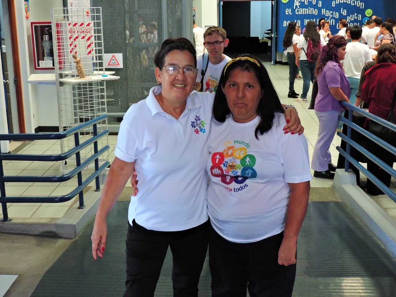 Dos personas de la fundación posando para la cámara