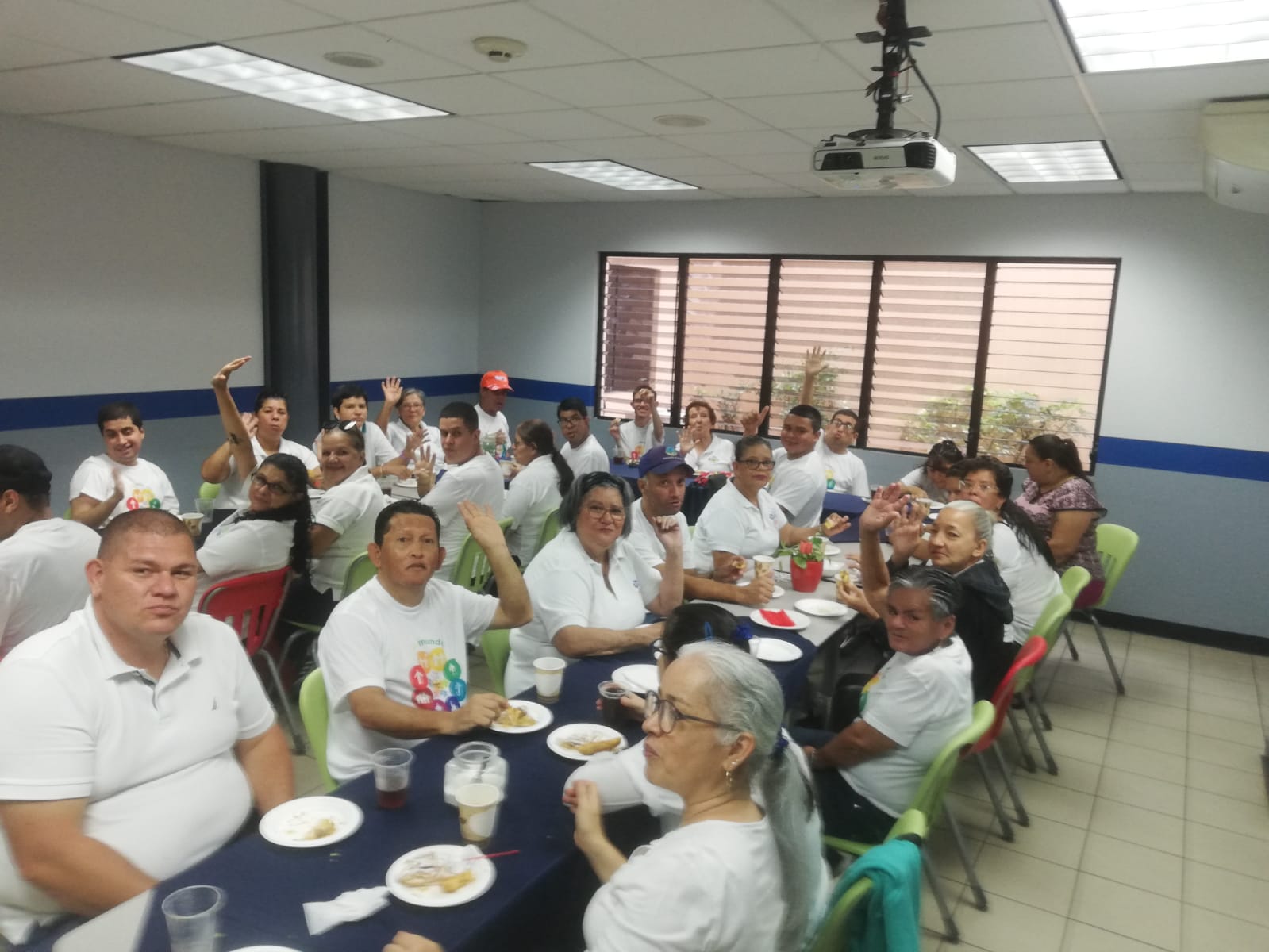 Personas durante el refrigerio en un aula del Cenarec