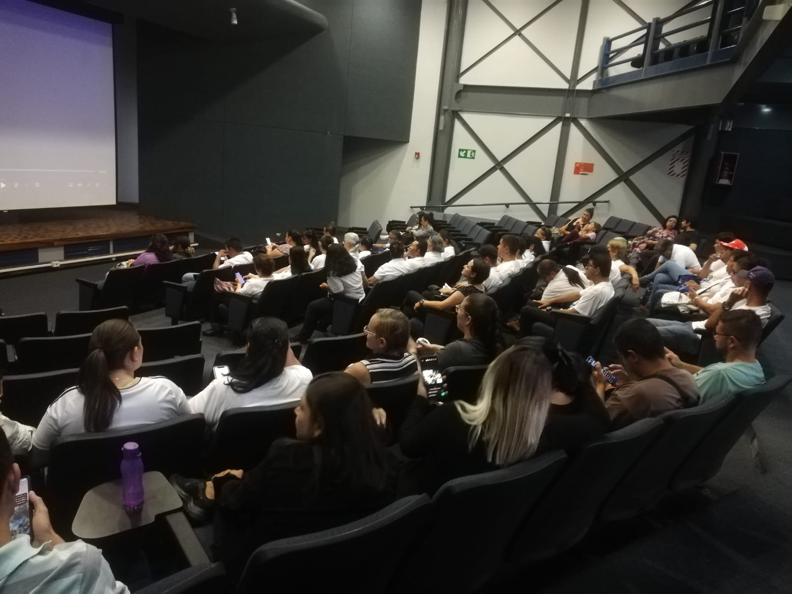 Participantes en el auditorio del Cenarec a la espera de que inicie la película