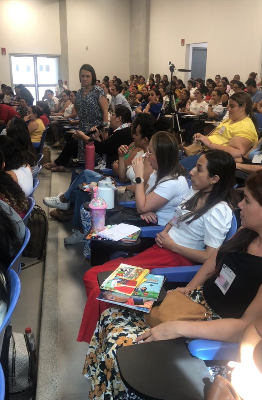 Público en el auditorio de la UCR Liberia