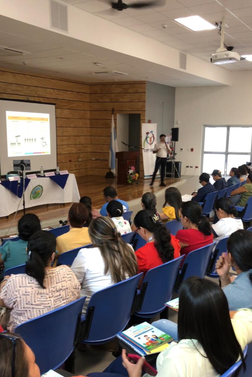 Eduardo Valenzuela dando charla al público