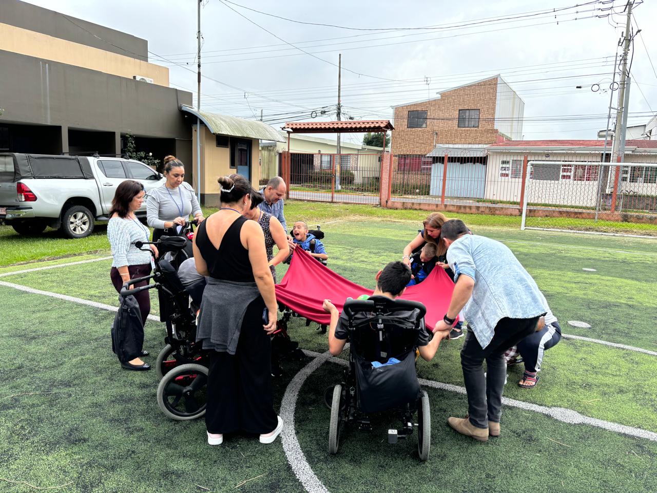 Personal del Cenarec realiza actividad con beneficiarons de las camillas