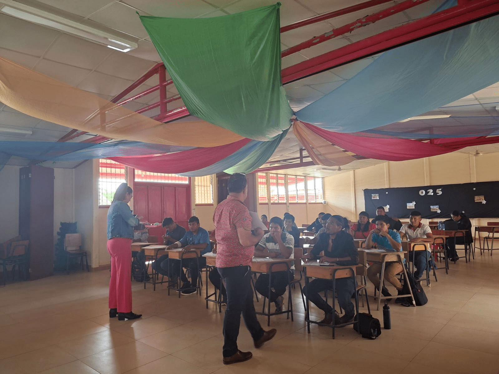 Funcionarios CENAREC dando instrucciones