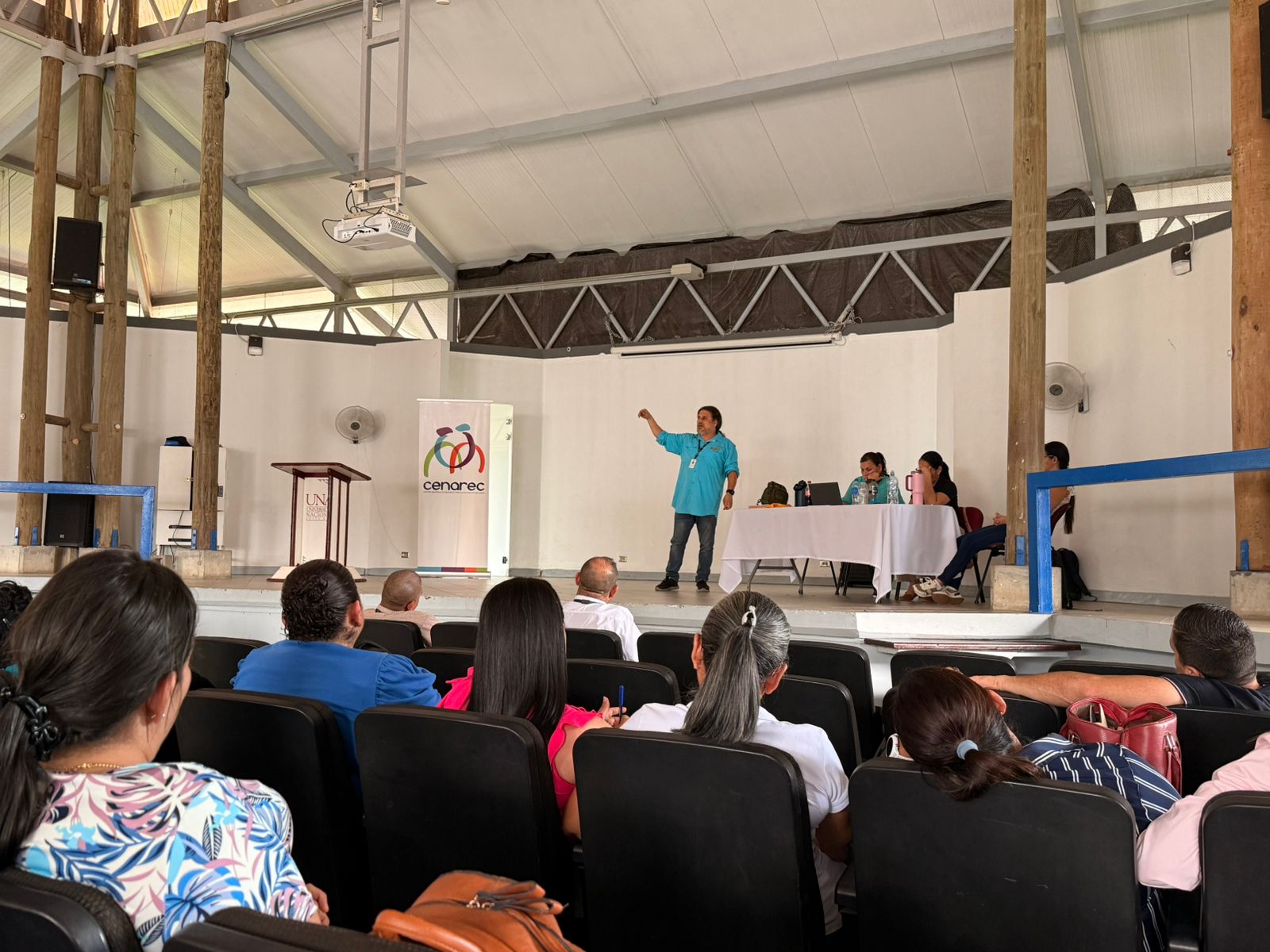 Foto de funcionario Cenarec dando charla