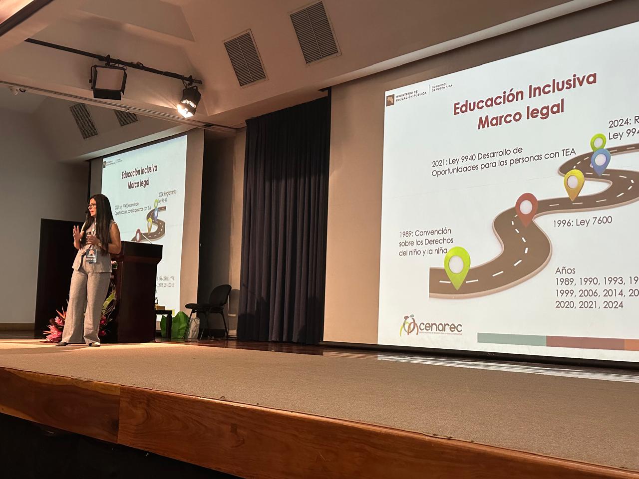 Andrea Guzmán exponiendo 