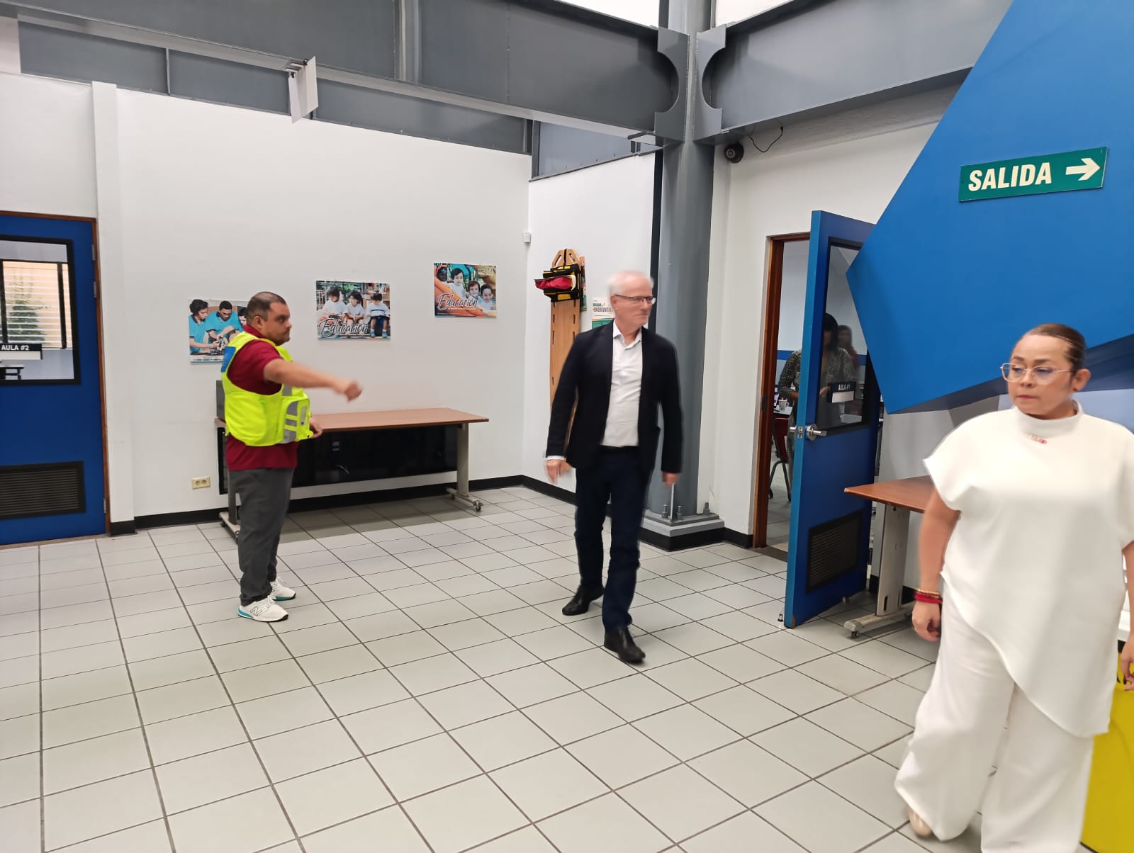 Personal del Cenarec con chalecos de la brigada de emergencias