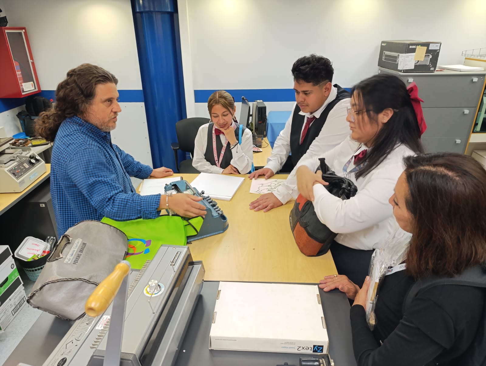 Se observa foto de estudiantes mexicanos en el CEBRA