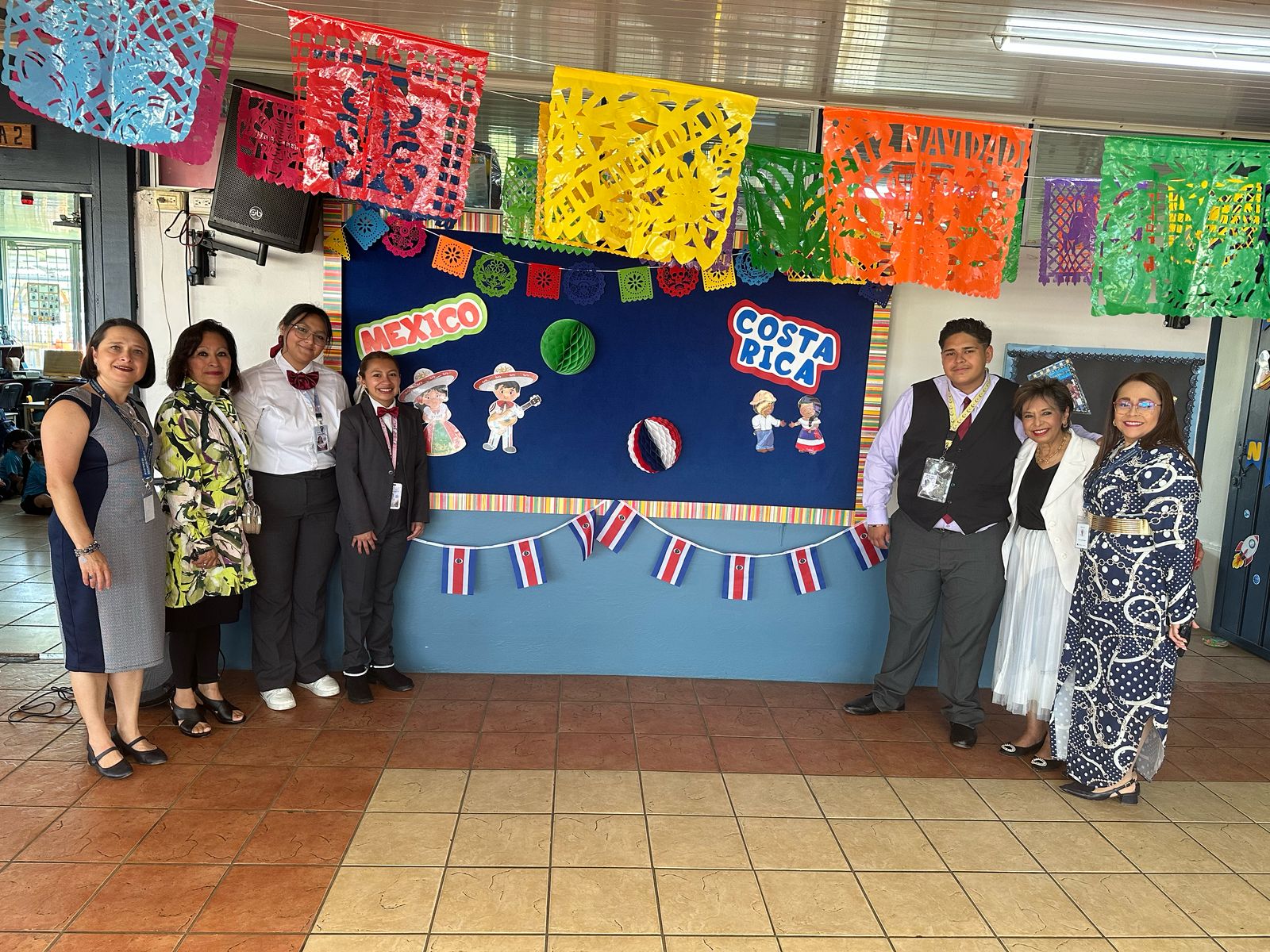 Se observa foto de personal del Cenarec y comitiva mexicana en escuela tica