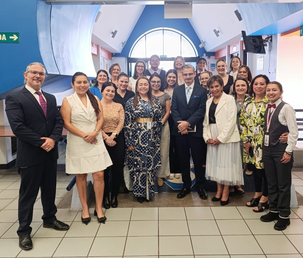 Se observa foto de todos los participantes del conversatorio en Cenarec