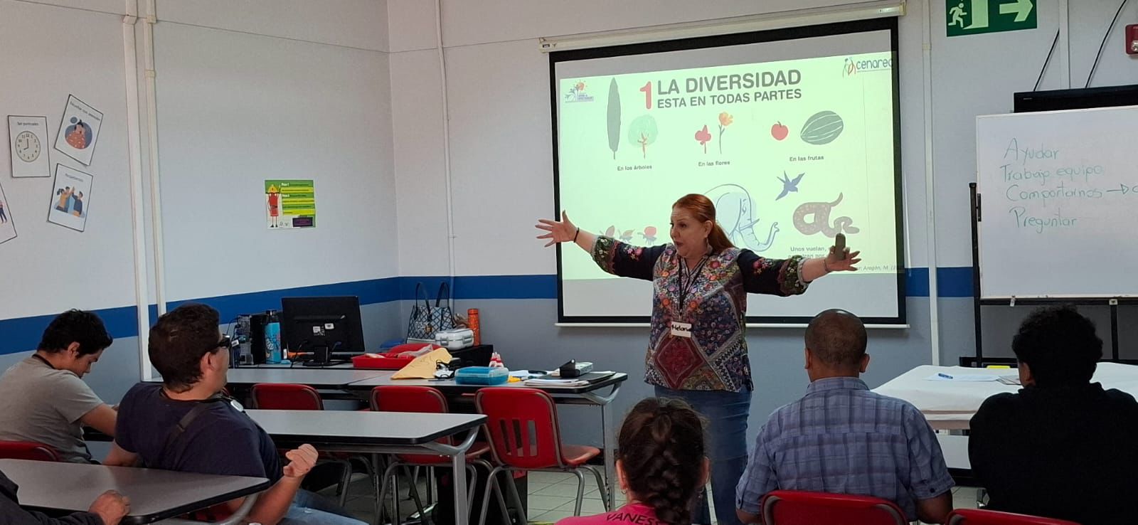 Foto de la profesora con los participantes del taller